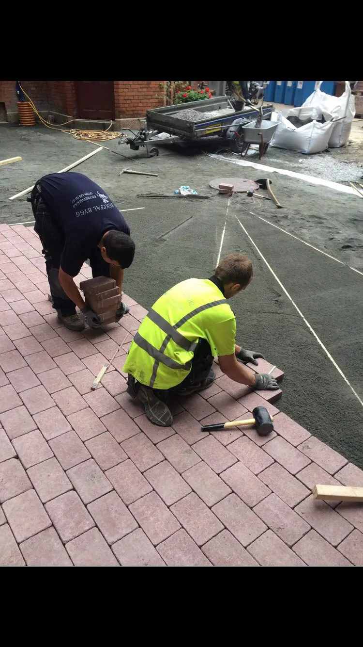 Placera av gatsten och betong plattor – bild 2